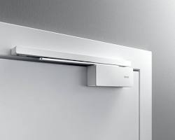Bild einer Tür mit installiertem GEZE ActiveStop, die sanft gegen eine Wand schließt